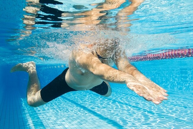 el movimiento de piernas en natación estilo libre es