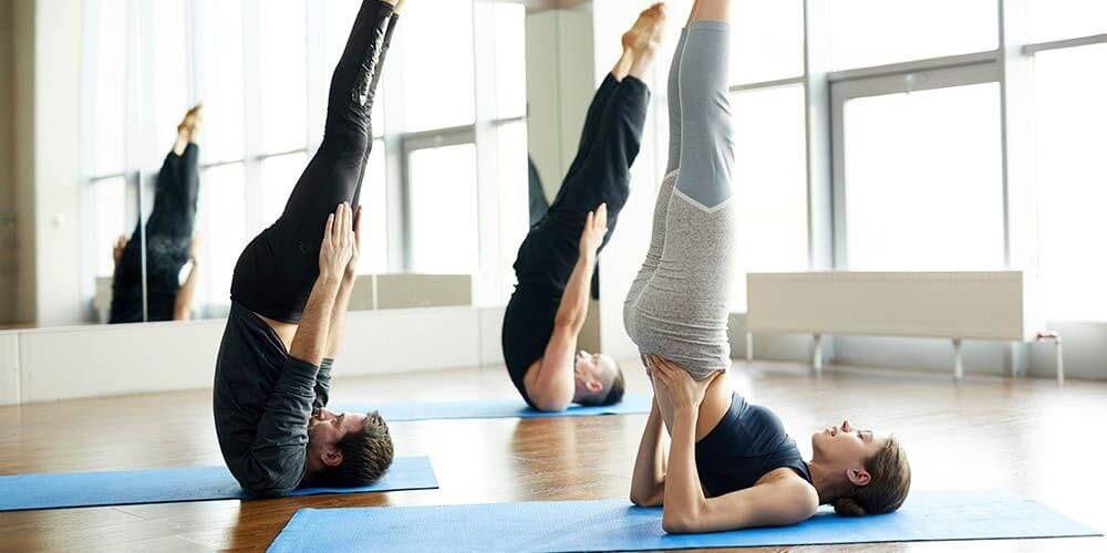 Gymnastik, die Gleichgewichtsbewegungen von Kraft und Flexibilität erfordert, sind: